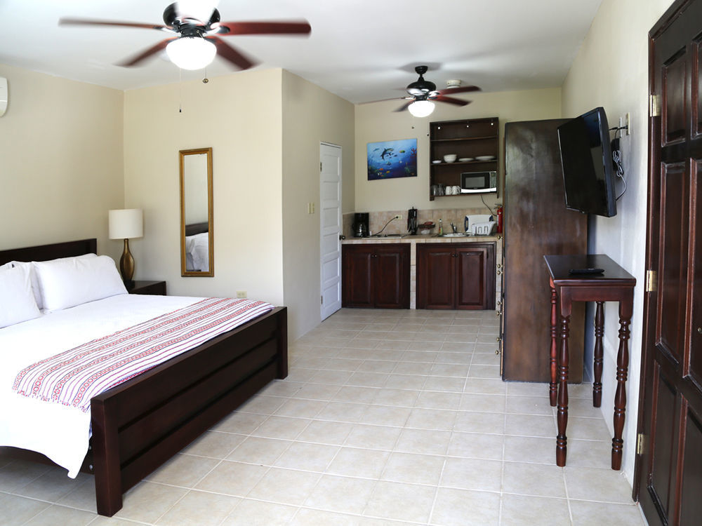 Jans Hotel Caye Caulker Exterior photo